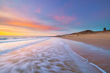 Een prachtige zonsondergang op het strand van Zoutelande in Zeeland van Bas Meelker