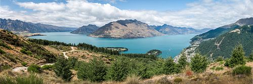 Panorama met Wakatipu meer en Queenstown Nieuw Zeeland