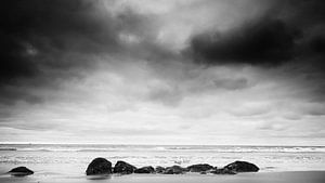 De l'eau, sur les rochers (en noir et blanc). sur Lex Schulte
