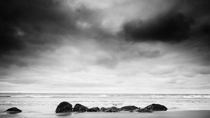 Water, on the rocks (in zwart-wit). van Lex Schulte
