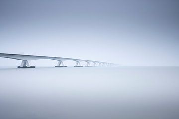 Zeelandbrug op een mistige dag. van Johan Cusseneers