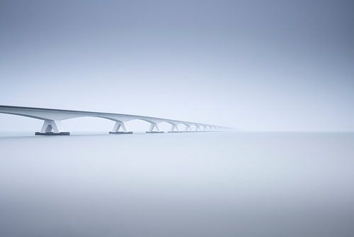 Die Zeeland-Brücke an einem nebligen Tag.