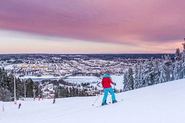 Skieen midden in Östersund van Hamperium Photography