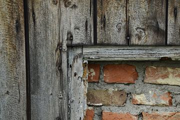 Oude muur met verweerd hout van Susan Dekker