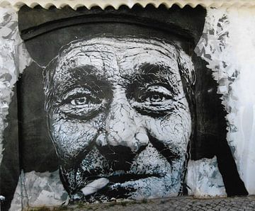 Street Art van een rokende man in Lagos- Portugal van Ineke de Rijk