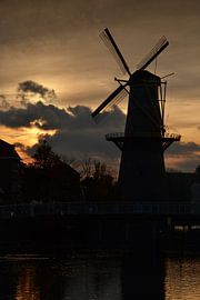 Molen De Vrijheid in Schiedam bij zonsondergang van Rob Pols