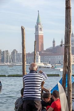 Venetië - Gondeliers voor het San Marcoplein van t.ART