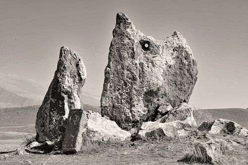 Zorats Karer, Stones of Power. Bronze Aged tombs (1)