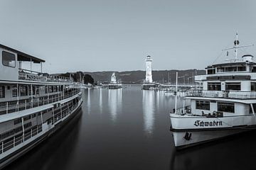 Hafen mit dem Leuchtturm in Lindau am Bodensee - Monochrom von Werner Dieterich