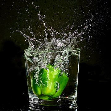Splashfotografie-Groene paprika van Cora Deutekom