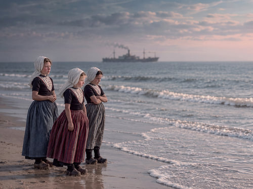 Trois jeunes filles de Zélande au bord de la mer à Walcheren