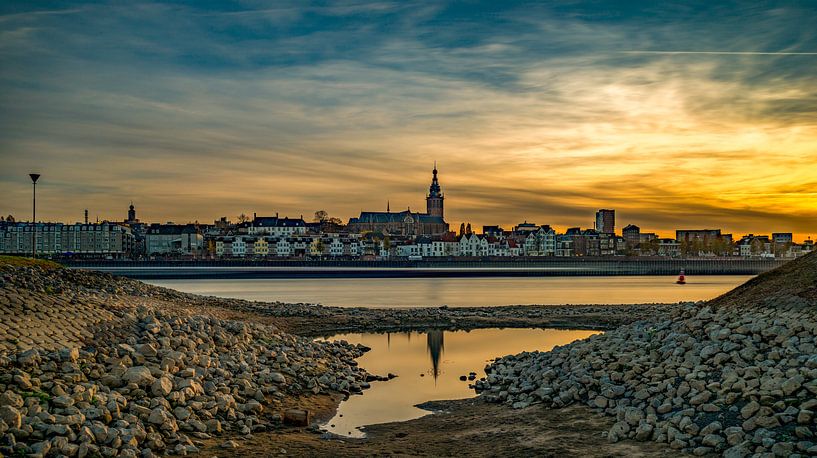 Niedrigwasser in der Waal bei Nijmegen von Maerten Prins