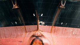 Een roestige boeg en verweerde ankers van scheepskijkerhavenfotografie