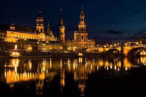 Dresden bei Nacht – Goldene Spiegelung der Altstadt