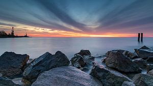 Lever de soleil coloré sur l'IJsselmeer près de Den Oever pendant l'heure bleue