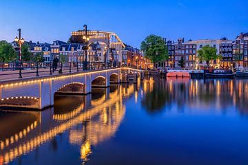 De Magere Burg in Amsterdam na zonsondergang van Bas Meelker