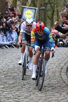 Mathieu van der Poel en Mads Pedersen op de Kemmel