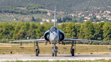 Griekse Mirage 2000 onderweg naar startbaan. van Jaap van den Berg