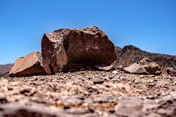 Rocks in the desert by Thomas Riess