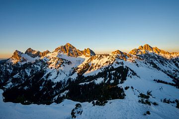 Last rays of sun over the Tannheimer mountains by Leo Schindzielorz