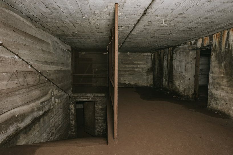Escalier du bunker de la Seconde Guerre mondiale. par Het Onbekende