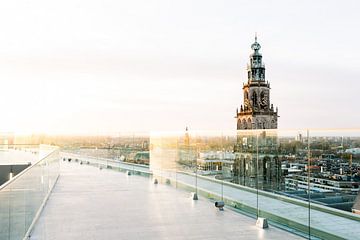 De Martinitoren vanaf het dak van het Forum in Groningen tijdens zonsondergang van Michelle Wever