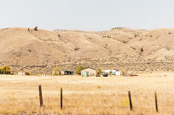 Einsame Ranch vor den goldenen Hügeln im Landesinneren von Kanada