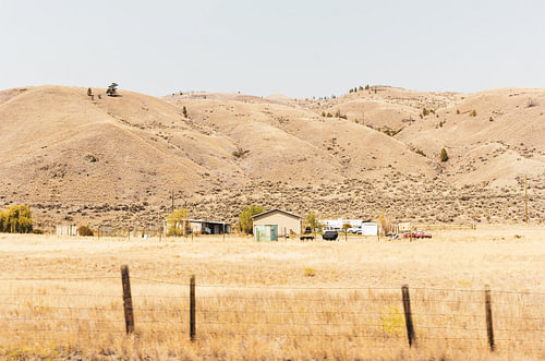Einsame Ranch vor den goldenen Hügeln im Landesinneren von Kanada
