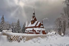 la célèbre église en bois debout dans le village enneigé de Hahnenklee-Bockswiese, dans le Harz, en Allemagne