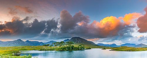 Panorama van een zonsondergang in de Connemara