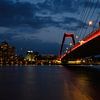 Willemsbrug Rotterdam bei Nacht von Arjan van der Veer