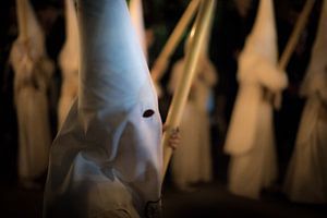 Lid van een broederschap  tijdens een processie  in de semana santa in Sevilla. Wout Kok One2expose