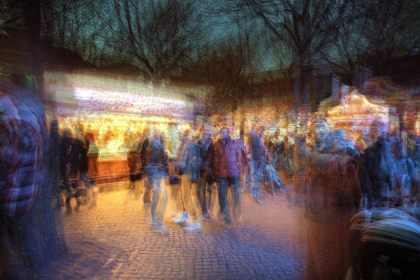 Multiple exposure van mensen lopend op een kerstmarkt a van Maren Winter