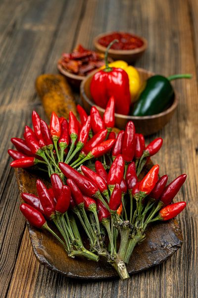 Des piments rouges ardents sur une table en bois rustique par Photo Art Thomas Klee