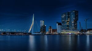 Photo de nuit de la ligne d'horizon de Rotterdam sur Paul Kampman