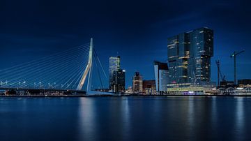Nachtaufnahme der Skyline von Rotterdam
