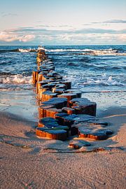 Buhne, die in die Ostsee reicht in Zingst. von Martin Köbsch