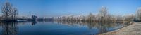 Panoramisch uitzicht op een meer in de winter met bomen en rijp. van Hans-Heinrich Runge thumbnail