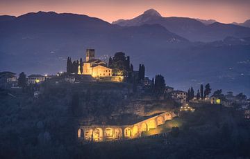 Barga Stadt und Alpi Apuane Berge. Garfagnana, Italien von Stefano Orazzini