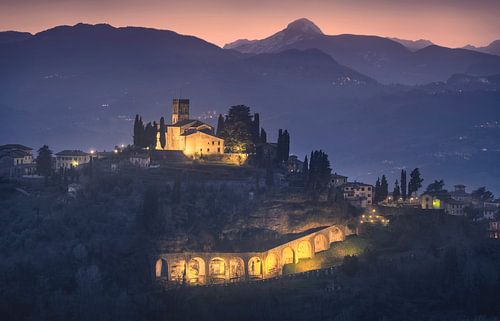 De stad Barga en de bergen van Alpi Apuane. Garfagnana, Italië