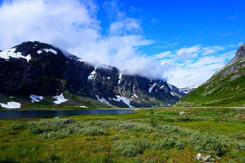 Berglandschap in Scandinavië met blauwe lucht