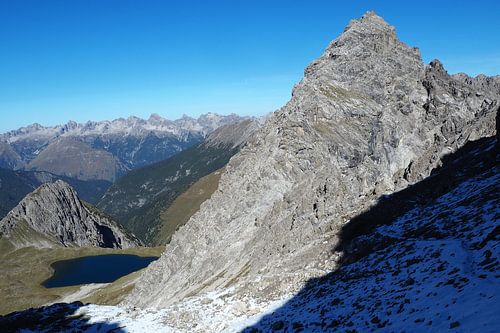 Kracht van Tirol, waar alpine uitgestrektheid, rotsformaties en glooiende bergweiden een krachtig, harmonieus landschap vormen.