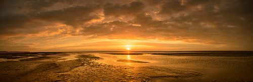 Zonsondergang op het strand van Schiermonnikoog aan het eind van de dag