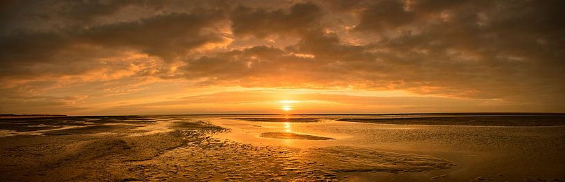Zonsondergang op het strand van Schiermonnikoog aan het eind van de dag van Sjoerd van der Wal Fotografie