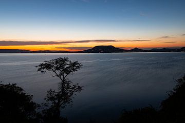 Avondstemming aan het Balaton Meer van Menno van der Haven