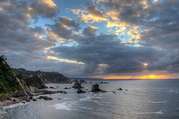 Zonsondergang aan Playa de Silencio (Asturië, Spanje)