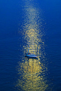Segelboot im Mondlicht am Mittelmeer