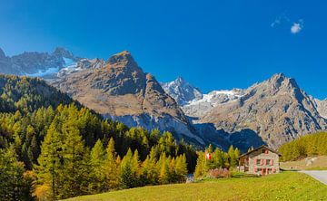 Haus mit wehender Schweizer Fahne auf der Aiguille de l'A Neuve, Val Ferret, La Fouly, Orsières, Wal