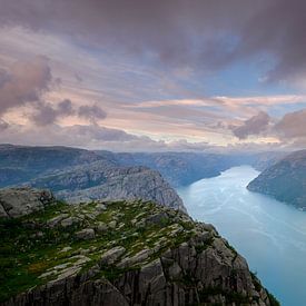 Sonnenuntergang am Preikestolen, Lysefjorden, Norwegen von Koos de Wit