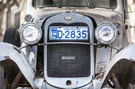 Weißer klassischer A-Ford 1931 mit Grill und Scheinwerfern in den Straßen von Colonia del Sacramento von Jan van Dasler Miniaturansicht